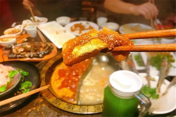 月滿大江火鍋出名嗎
