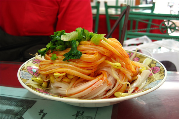 小區(qū)門口開秦門涼皮店掙錢嗎