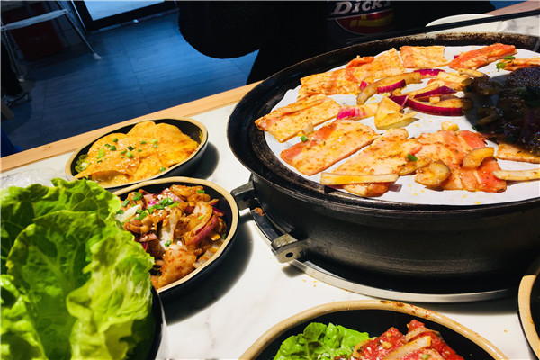 酒拾烤肉老板是誰