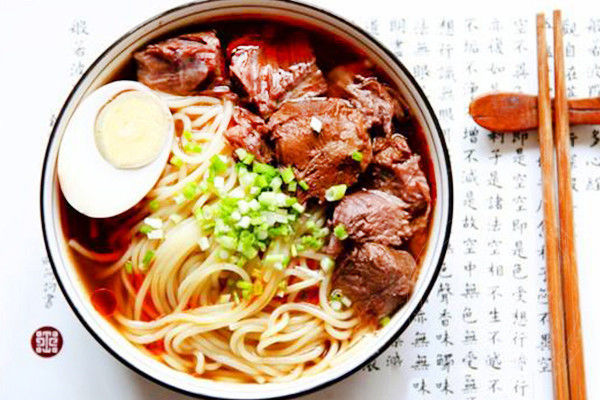 蹺腳牛肉面